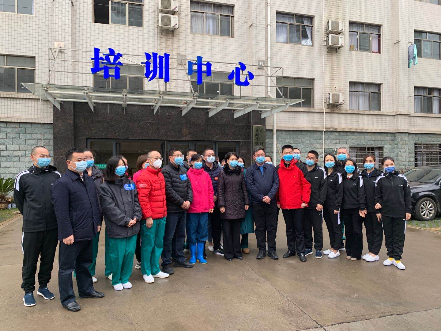 副省长肖菊华来校看望慰问国家医疗队队员